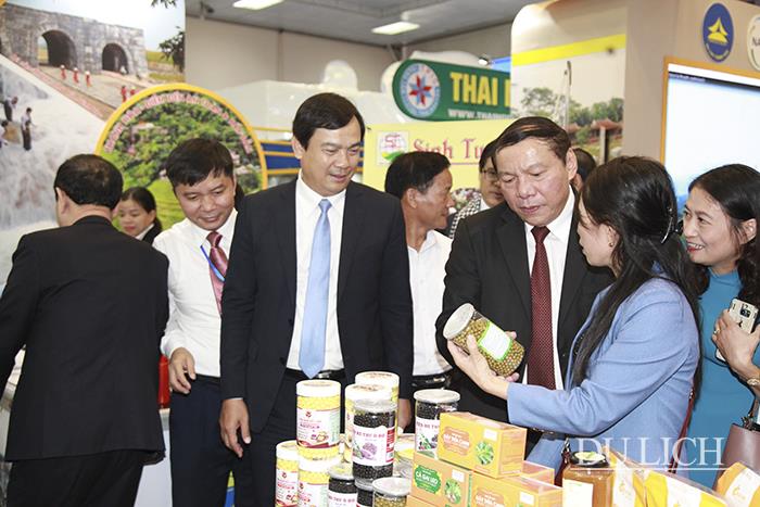 Thứ trưởng Nguyễn Văn Hùng và Tổng cục trưởng TCDL Nguyễn Trùng Khánh thăm gian hàng của các địa phương, doanh nghiệp tham gia hội chợ